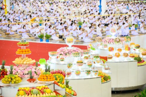 ภาพ No.81539:พิธีตักบาตร ข้าวสารอาหารแห้ง และพิธีบูชาข้าวพระ ณ สภาธรรมกายสากล วัดพระธรรมกาย วันเสาร์ที่ 3 มิถุนายน 2566
