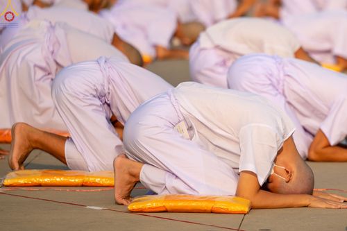 ภาพ No.79798:พิธีเวียนประทักษิณ ณ พระมหาธรรมกายเจดีย์ และพิธีวันทาเจดีย์ ในโครงการบรรพชาสามเณรฟื้นฟูพระพุทธศาสนาทั่วไทย วันเสาร์ที่ 8 เมษายน พ.ศ.2566