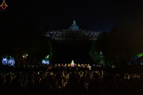 ภาพ No.82035:พิธีจุดวิสาขประทีป 22,000 ดวงและโคมลอย 3,000 ดวง ( Festival  lampion Vesak Indonesia) ณ มหาเจดียบรมพุทโธ อินโดนีเซีย  วันอาทิตย์ที่ 4 มิ.ย. พ.ศ.2566
