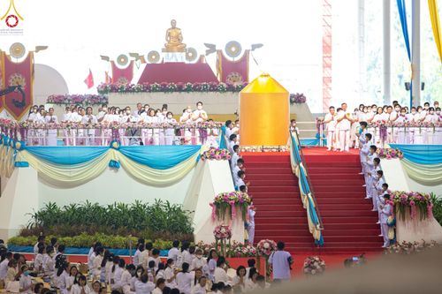 ภาพ No.86996:พิธีตักบาตร , พิธีบูชาข้าวพระ , พิธีจุดเทียนใจ ไฟนิรันดร์ อนันตชัย ในวันอาทิตย์ต้นเดือน 3 กันยายน พ.ศ. 2566 ณ วัดพระธรรมกาย