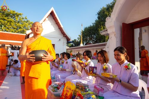 ภาพ No.197795:พิธีตักบาตรพระธรรมยาตรา ณ อนุสรณ์สถานลำดับที่ 4 สถานที่เกิดด้วยกายธรรม วัดโบสถ์(บน) ต.บางคูเวียง จ.นนทบุรี ในโครงการธรรมยาตรา กตัญญูบูชา มหาปูชนียาจารย์ พระมงคลเทพมุนี(สด จนฺทสโร) พระผู้ปราบมาร อนุสรณ์สถาน 7 แห่ง ปีที่ 13 วันที่ 19 มกราคม พ.ศ. 2568