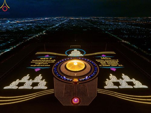 ภาพ No.160739:พิธีจุดประทีป 20,000 ดวง บูชาพระมหาธรรมกายเจดีย์ และบูชาพระมงคลเทพมุนี (สด จนฺทสโร) พระผู้ปราบมาร ณ ลานธรรม พระมหาธรรมกายเจดีย์ วัดพระธรรมกาย จ.ปทุมธานี วันที่ 10 ตุลาคม พ.ศ. 2567