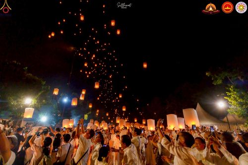 ภาพ No.224635:วันจันทร์ที่ 12 พฤษภาคม พ.ศ. 2568  ชาวพุทธในอินโดนีเซีย ร่วมฉลองวิสาขบูชาจุดประทีปกว่า 200,000 ดวง ณ พระมหาเจดีย์บรมพุทโธ  เจริญพุทธมนต์ถวาย “พระวชิรเกล้าเจ้าอยู่หัว”