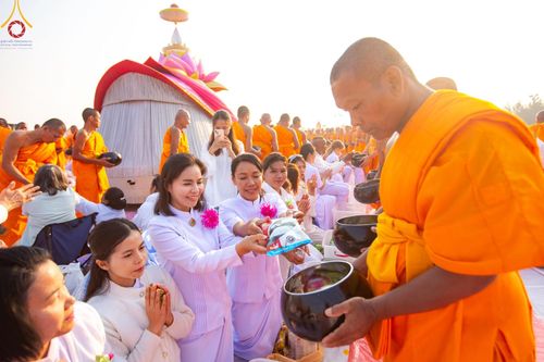 ภาพ No.201184:พิธีตักบาตรพระธรรมยาตรา ณ อนุสรณ์สถานลำดับที่ 5 สถานที่เผยแผ่วิชชาธรรมกายครั้งแรก อนุสรณ์สถานบางปลา วัดบางปลา อำเภอบางเลน จังหวัดนครปฐม ในโครงการธรรมยาตรา กตัญญูบูชา มหาปูชนียาจารย์ พระมงคลเทพมุนี(สด จนฺทสโร) พระผู้ปราบมาร อนุสรณ์สถาน 7 แห่ง ปีที่ 13