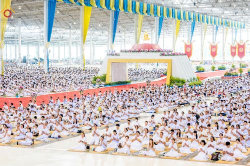 ภาพ No.167649:พิธีตักบาตรและพิธีบูชาข้าวพระ ในวันอาทิตย์ที่ 3 พฤศจิกายน พ.ศ. 2567 ณ วัดพระธรรมกาย