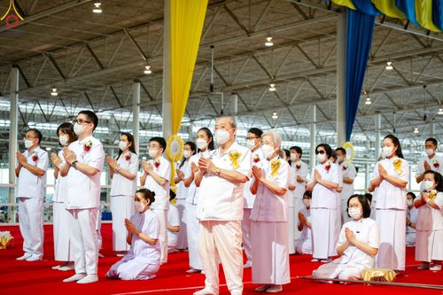 ภาพ No.89594:พิธีตักบาตร ข้าวสารอาหารแห้ง พิธีบูชาข้าวพระ และพิธีจุดเทียนใจ ไฟนิรันดร์  อนันตชัย ณ สภาธรรมกายสากล วัดพระธรรมกาย วันอาทิตย์ที่ 1 ตุลาคม พ.ศ. 2566