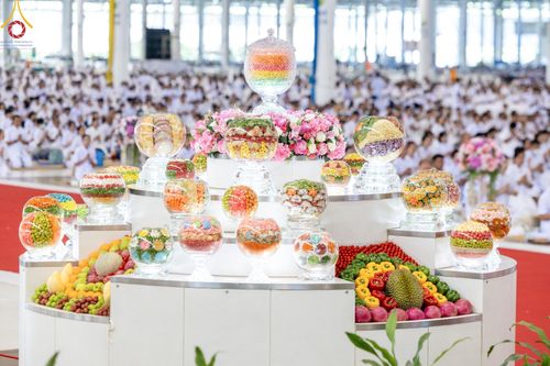 ภาพ No.151320:พิธีบูชาข้าวพระ ในวันอาทิตย์ต้นเดือน วันที่ 1 กันยายน พ.ศ. 2567 ณ สภาธรรมกายสากล วัดพระธรรมกาย