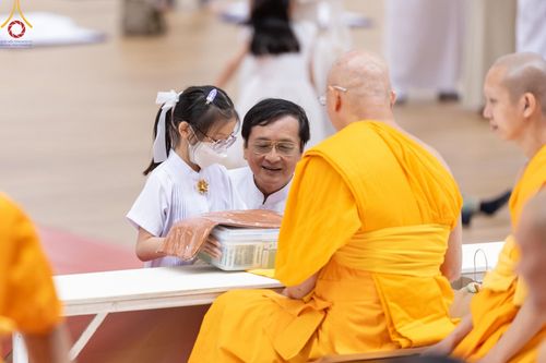 ภาพ No.145392:พิธีถวายผ้าอาบน้ำฝนและประทีปโคมไฟ ณ สภาธรรมกายสากล วัดพระธรรมกาย วันเสาร์ที่ 20 กรกฎาคม พ.ศ. 2567