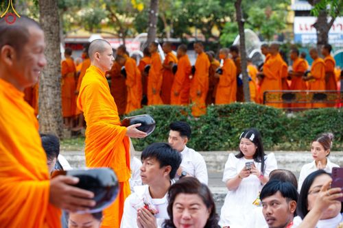 ภาพ No.126200:พิธีทำบุญเมืองนครราชสีมา ฉลอง 556 ปี ตักบาตรพระ 10,000 รูป ในวันเสาร์ที่ 2 มีนาคม พ.ศ.2567 ณ อนุสาวรีย์ท้าวสุรนารี จ.นครราชสีมา จัดโดย คณะสงฆ์จังหวัดนครราชสีมา ร่วมกับสำนักงานจังหวัดนครราชสีมา