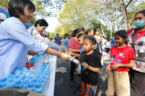 ภาพ No.194022:วัดพระธรรมกาย จัดงานวันเด็กแห่งชาติ ประจำปี พ.ศ.2568 ออกร้านอาหาร 200 ร้าน มอบของขวัญหลายหมื่นชิ้น วันที่ 12 มกราคม พ.ศ. 2568 วัดพระธรรมกาย อ.คลองหลวง จ.ปทุมธานี