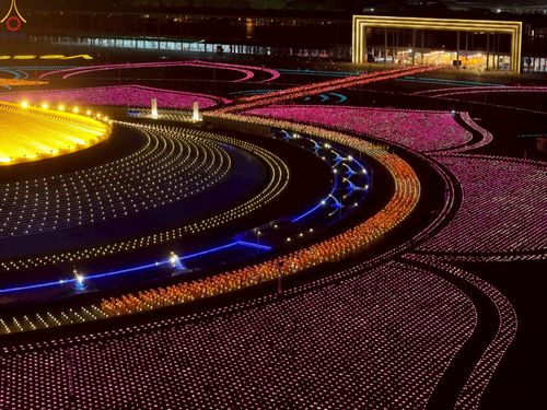 ภาพ No.224119:วันวิสาขบูชา วันอาทิตย์ที่ 11 พฤษภาคม พ.ศ. 2568 พิธีจุดวิสาขประทีป ,  พิธีเวียนประทักษิณรอบพระมหาธรรมกายเจดีย์ , พิธีฉลองชัยสวดมนต์บทธัมมจักกัปปวัตตนสูตร ครบ 7,357,000,000 จบ ณ มหารัตนวิหารคด วัดพระธรรมกาย