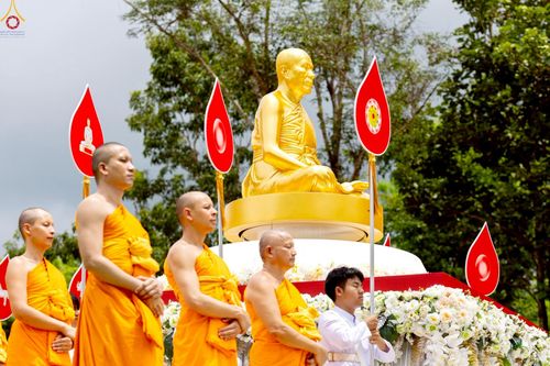 ภาพ No.239332:วันอาทิตย์ที่ 17 สิงหาคม พ.ศ. 2568 พิธีอัญเชิญรูปเหมือนพระมงคลเทพมุนี (สด จันทสโร) ณ ศาลากลางจังหวัดเลย ถึงลานพญานาค สวนสาธารณะกุดป่อง อ.เมือง จ.เลย