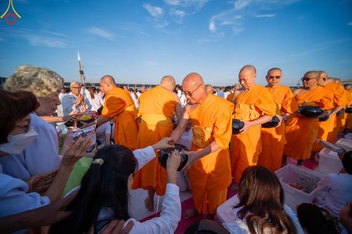 ภาพ No.187892:พิธีตักบาตรฉลองพระใหม่ ต้อนรับพุทธศักราช 2568 ณ ลานธรรมพระมหาธรรมกายเจดีย์ วัดพระธรรมกาย จ.ปทุมธานี วันที่ 1 มกราคม พ.ศ. 2568