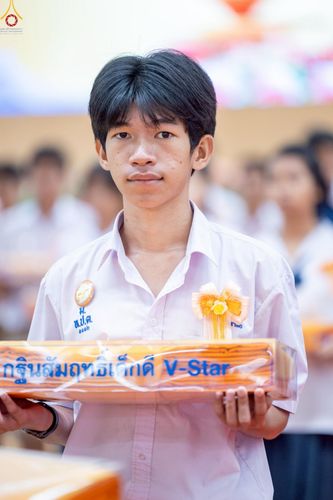 ภาพ No.246074:วันเสาร์ที่ 13 กันยายน พ.ศ. 2568 พิธีมอบผ้าไตรประธานกฐินสัมฤทธิ์เด็กดี V-Star ณ สภาธรรมกายสากล วัดพระธรรมกาย