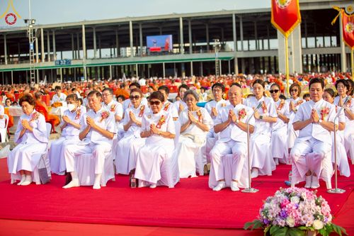 ภาพ No.221717:วันอังคารที่ 22 เมษายน พ.ศ. 2568 ภาพพิธีถวายมหาสังฆทานคณะสงฆ์ 40,000 กว่าวัดทั่วประเทศ เนื่องในวันคุ้มครองโลก ชุดที่ 2 (ปลื้มให้สมการรอคอย) ณ ลานธรรมพระมหาธรรมกายเจดีย์ วัดพระธรรมกาย