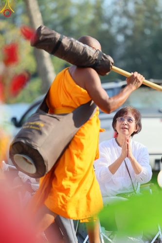 ภาพ No.110545:พิธีต้อนรับพระธรรมยาตรา ในโครงการธรรมยาตรากตัญญูบูชา มหาปูชนียาจารย์ พระมงคลเทพมุนี(สด จนฺทสโร) พระผู้ปราบมาร อนุสรณ์สถาน 7 แห่ง ปีที่ 12 วันที่ 11 มกราคม พ.ศ. 2567 ณ อนุสรณ์สถานลำดับที่ 3 สถานที่เกิดใหม่ในเพศสมณะ วัดสองพี่น้อง จ.สุพรรณบุรี