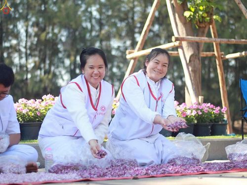 ภาพ No.296023:ภาพเบื้องหลังอาสาสมัครรวมใจ ชุดที่ 1 ในโครงการธรรมยาตรา กตัญญูบูชา มหาปูชนียาจารย์ พระมงคลเทพมุนี(สด จนฺทสโร) พระผู้ปราบมาร อนุสรณ์สถาน 7 แห่ง ปีที่ 14