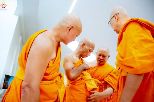 ภาพ No.330774:วันวิสาขบูชา อาทิตย์ที่ 31 พฤษภาคม พ.ศ.2569 พิธีบรรพชาสามเณรอุบาสก 11 ท่าน , พิธีถวายบาตรผ้าไตร และจตุปัจจัยไทยธรรม แด่สามเณร , พิธีอุปสมบทอุทิศชีวิต , พิธีกล่าวคำกัปปิยภัณฑ์  ณ อุโบสถพระไตรปิฎก วัดพระธรรมกาย จังหวัดปทุมธานี