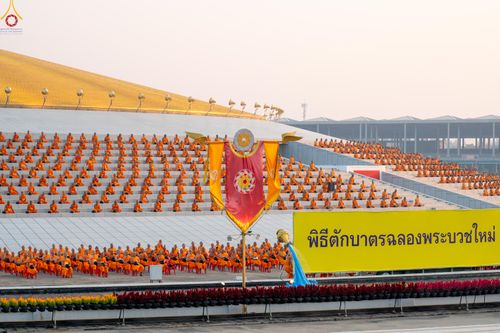 ภาพ No.279777:วันที่ 1 มกราคม พ.ศ.2569 พิธีตักบาตรในวันขึ้นปีใหม่ ณ ลานธรรม วัดพระธรรมกาย