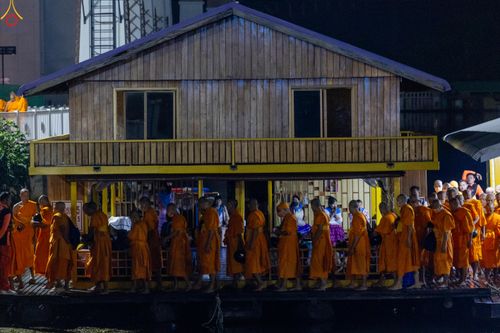 ภาพ No.282532:วันเสาร์ที่ 20 ธันวาคม พ.ศ.2568 พิธีตักบาตรพระ 10,000 รูป (ชุด 2) เนื่องในโอกาส 194 ปี จังหวัดกาญจนบุรี และอุทิศส่วนกุศลให้แด่บรรพชนทั้งหลาย บริเวณถนนสองแคว (Skywalk) เมืองกาญจนบุรี