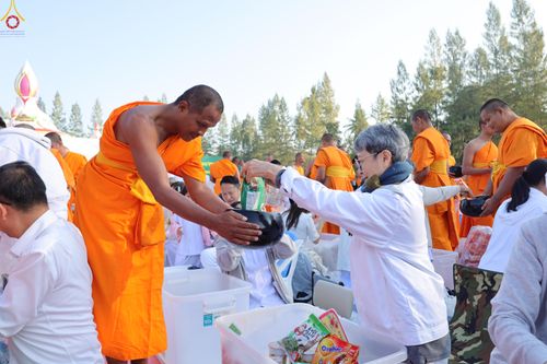 ภาพ No.292462:วันที่ 11 มกราคม พ.ศ. 2569 พิธีตักบาตรพระธรรมยาตรา ณ อนุสรณ์สถานคลองบางนางแท่น อ.สามพราน จ.นครปฐม ในโครงการธรรมยาตรา กตัญญูบูชา มหาปูชนียาจารย์ พระมงคลเทพมุนี(สด จนฺทสโร) พระผู้ปราบมาร อนุสรณ์สถาน 7 แห่ง ปีที่ 14