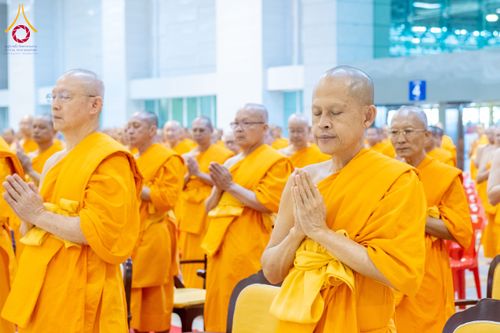 ภาพ No.284792:วันอาทิตย์ที่ 14 ธันวาคม พ.ศ.2568  พิธีปฏิบัติธรรม พิธีถวายภัตตาหารเป็นสังฆทาน พิธีมอบต้นสมบัติจักรพรรดิ ถวายแด่เจ้าอาวาสและประธานสงฆ์ 236 ศูนย์ส่งเสริมศีลธรรมทั่วโลก ณ สภาธรรมกายสากล วัดพระธรรมกาย