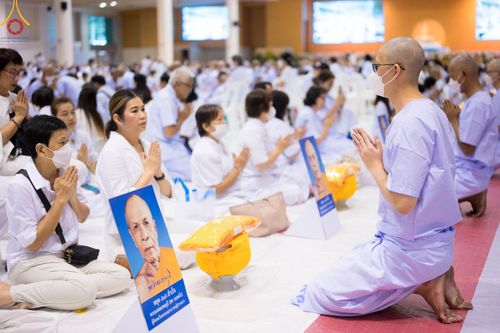 ภาพ No.101521:พิธีเวียนประทักษิณ, พิธีวันทาเจดีย์, พิธีขอขมาและมอบผ้าไตร ในโครงการอุปสมบทหมู่ รุ่นบูชาธรรมมหาปูชนียาจารย์ ณ วัดพระธรรมกาย ในวันที่ 9 ธันวาคม พ.ศ. 2566