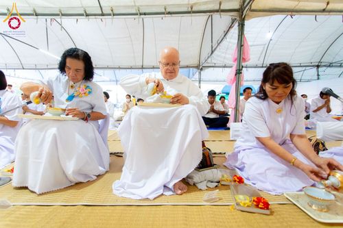 ภาพ No.198423:พิธีถวายภัตตาหารเป็นสังฆทาน แด่พระธรรมยาตรา ณ อนุสรณ์สถานบางปลา วัดบางปลา อำเภอบางเลน จังหวัดนครปฐม ในโครงการธรรมยาตรา กตัญญูบูชา มหาปูชนียาจารย์ พระมงคลเทพมุนี(สด จนฺทสโร) พระผู้ปราบมาร อนุสรณ์สถาน 7 แห่ง ปีที่ 13 วันที่ 20 มกราคม พ.ศ. 2568