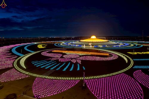 ภาพ No.241077:วันพุธที่ 27 สิงหาคม พ.ศ. 2568 พิธีจุดประทีป ในวันธรรมชัย ณ วัดพระธรรมกาย