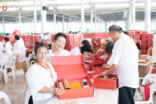 ภาพ No.212124:วันจันทร์ที่ 17 มีนาคม พ.ศ. 2568 บุญบรรจุกล่องไทยธรรม เพื่อถวายแด่พระสังฆาธิการ 40,000 กว่าวัดทั่วไทย ในวันคุ้มครองโลก 22 เมษายน พ.ศ. 2568 ณ บ้านแก้วเรือนทองคุณยายฯ วัดพระธรรมกาย