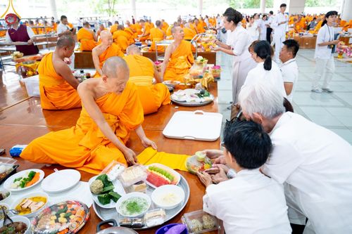 ภาพ No.153064:พิธีถวายภัตตาหารเมนูสวรรค์ ในพรรษาแห่งการเข้าถึงธรรม วันอังคารที่ 10 กันยายน พ.ศ. 2567 ครบรอบ 24 ปี วันละสังขาร คุณยายอาจารย์มหารัตนอุบาสิกาจันทร์ ขนนกยูง ณ หอฉันคุณยายอาจารย์ฯ วัดพระธรรมกาย