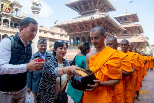 ภาพ No.213208:วันที่ 17 - 18 มีนาคม พ.ศ. 2568 คณะสงฆ์และสามเณรเดินบิณฑบาต รอบเมืองในพื้นที่ วัดสยมภูวนาถและราชวังปาตัน ณ เมืองกาฐมาณฑุ ประเทศเนปาล