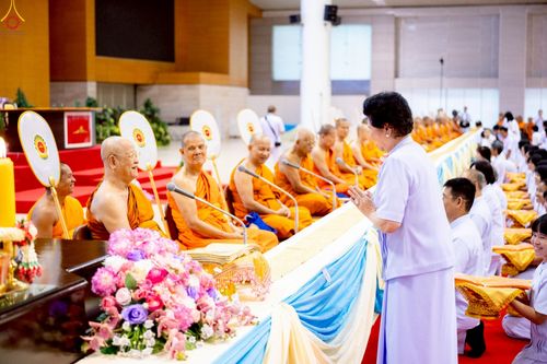 ภาพ No.233867:วันเสาร์ที่ 19 กรกฎาคม พ.ศ.2568 วันมหารำลึก ครั้งที่ 35 พิธีรำลึกถึงนักสร้างบารมี , พิธีสวดพระพุทธมนต์ , พิธีทอดผ้าบังสกุลและถวายไทยธรรม วัดพระธรรมกาย