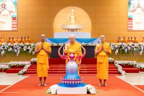 ภาพ No.277580:วันอาทิตย์ต้นเดือนที่ 7 ธันวาคม พ.ศ.2568 พิธีทอดผ้าป่าต้นสมบัติจักรพรรดิ ณ สภาธรรมกายสากล วัดพระธรรมกาย