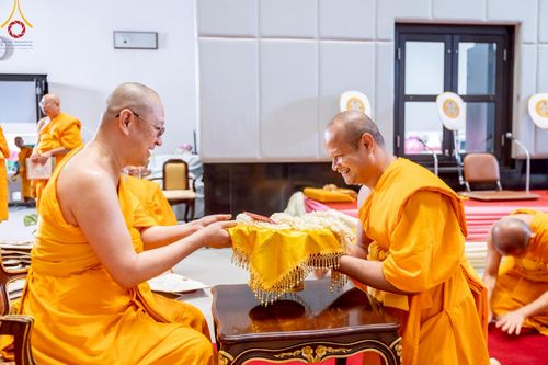 ภาพ No.214870:พิธีต้อนรับสัญญาบัตร พัดยศ พระราชวิเทศวชิรเวที (บัณฑิต วรปญฺโญ) เจ้าอาวาสวัดพระธรรมกายสกอตแลนด์ สหราชอาณาจักร ผู้ช่วยเจ้าอาวาสวัดพระธรรมกาย ณ อุโบสถพระไตรปิฏก วัดพระธรรมกาย