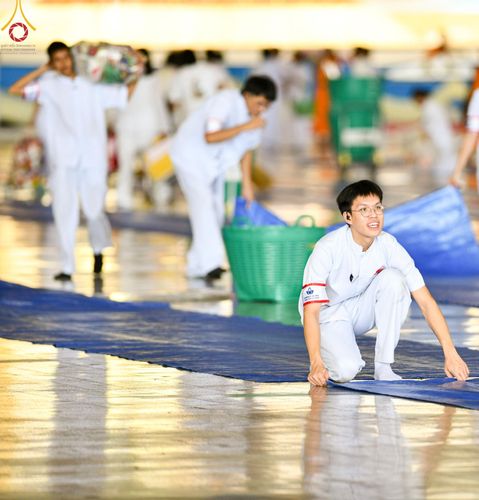 ภาพ No.139164:พิธีตักบาตร , พิธีบูชาข้าวพระ ณ ห้องแก้วสารพัด 1 สภาธรรมกายสากล วัดพระธรรมกาย วันอาทิตย์ต้นเดือนที่ 2 มิถุนายน พ.ศ. 2567