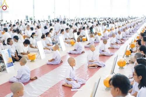 ภาพ No.215050:วันเสาร์ที่ 5 เมษายน พ.ศ. 2568 พิธีเวียนประทักษิณรอบพระมหาธรรมกายเจดีย์  พิธีวันทาเจดีย์ พิธีขอขมาและมอบผ้าไตร ในโครงการบรรพชาสามเณรฟื้นฟูพระพุทธศาสนาทั่วไทย , โครงการหน่อแก้วเปรียญธรรม รุ่นที่ 13 ,  โครงการสามเณรยุวธรรมทายาท รุ่นที่ 33 , โครงการสามเณรมั