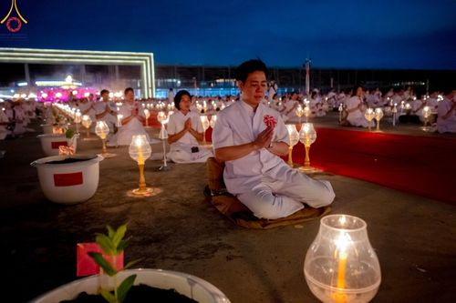 ภาพ No.160681:พิธีจุดประทีป 20,000 ดวง บูชาพระมหาธรรมกายเจดีย์ และบูชาพระมงคลเทพมุนี (สด จนฺทสโร) พระผู้ปราบมาร ณ ลานธรรม พระมหาธรรมกายเจดีย์ วัดพระธรรมกาย จ.ปทุมธานี วันที่ 10 ตุลาคม พ.ศ. 2567