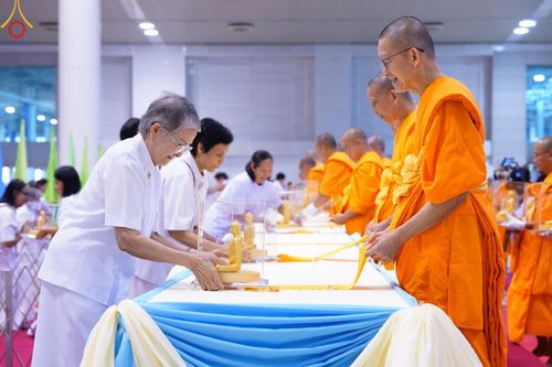 ภาพ No.159576:สัมมนาพิเศษและพิธีมอบองค์พระธรรมกาย 2,000 องค์ ณ ห้องแก้วสารพัดนึก 1 วัดพระธรรมกาย วันอาทิตย์ต้นเดือนที่ 6 ตุลาคม พ.ศ. 2567