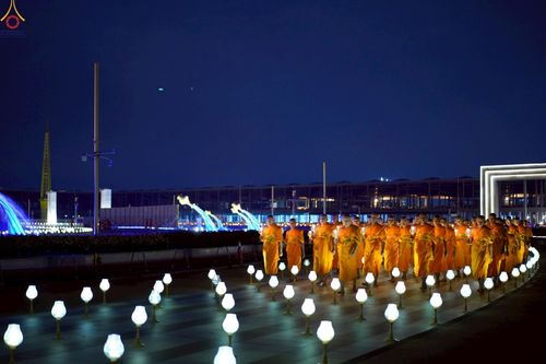 ภาพ No.224061:วันวิสาขบูชา วันอาทิตย์ที่ 11 พฤษภาคม พ.ศ. 2568 พิธีจุดวิสาขประทีป ,  พิธีเวียนประทักษิณรอบพระมหาธรรมกายเจดีย์ , พิธีฉลองชัยสวดมนต์บทธัมมจักกัปปวัตตนสูตร ครบ 7,357,000,000 จบ ณ มหารัตนวิหารคด วัดพระธรรมกาย