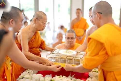 ภาพ No.239492:วันอาทิตย์ที่ 17 สิงหาคม พ.ศ. 2568 พิธีกดปุ่มอัญเชิญรูปเหมือน พระมงคลเทพมุนี (สด จันทสโร)  ณ มหาวิหารแก้วพระมงคลเทพมุนี  ศูนย์ปฏิบัติธรรมแก้วเมืองเลย