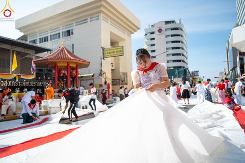 ภาพ No.151730:V.55 ทีมใหญ่ที่หาดใหญ่ เจ้าหน้าที่ทุกสถานะ หลายสัญชาติ ร่วมกันจัดงานตักบาตรที่หาดใหญ่ วันที่ 10-11 สิงหาคม พ.ศ. 2567