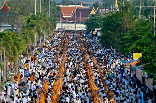 ภาพ No.101918:ตักบาตรพระ 10,000 รูป เติมบุญให้แผ่นดิน เนื่องในโอกาส 192 ปี จังหวัดกาญจนบุรี หนึ่งในโครงการตักบาตรพระ 2,000,000 รูป  77 จังหวัดทุกวัดทั่วไทย วันจันทร์ที่ 11 ธันวาคม พ.ศ. 2566 บริเวณถนนสองแคว (SKY WALK) เมืองกาญจนบุรี
