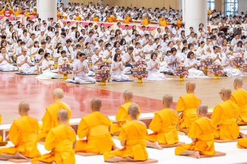 ภาพ No.145334:พิธีถวายผ้าอาบน้ำฝนและประทีปโคมไฟ ณ สภาธรรมกายสากล วัดพระธรรมกาย วันเสาร์ที่ 20 กรกฎาคม พ.ศ. 2567