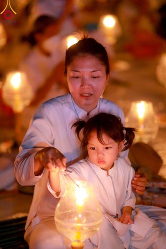 ภาพ No.109673:พิธีจุดประทีปถวายเป็นพุทธบูชา และบูชาธรรมมหาปูชนียาจารย์ วันที่ 10 มกราคม พ.ศ. 2567 ณ อนุสรณ์สถานคลองบางนางแท่น อ.สามพราน จ.นครปฐม