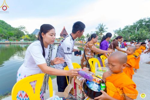 ภาพ No.222247:วันที่ 26-27 เมษายน พ.ศ. 2568 ศูนย์ปฏิบัติธรรมสวนผึ้ง ร่วมกับ ธุดงค์คสถานประจวบคีรีขันธ์ และวัดอ่าวน้อย  จัดกิจกรรมเดินธรรมยาตรา ตักบาตรข้าวสารอาหารแห้ง และจุดประทีปถวายเป็นพุทธบูชา ณ วัดอ่าวน้อย จ.ประจวบคีรีขันธ์