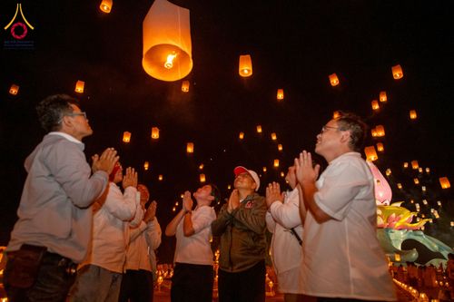 ภาพ No.266200:วันพุธที่ 5 พฤศจิกายน พ.ศ. 2568 (วันพระ ขึ้น 15 ค่ำ เดือน 12) พิธีจุดประทีปโคมลาน, โคมลอย และลอยกระทง ถวายประทีปเป็นพุทธบูชา สร้างความสว่างไสวให้กับแผ่นดินด้วยแสงธรรม ณ พุทธอุทยานนานาชาติ จังหวัดหนองคาย