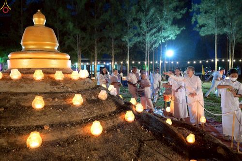 ภาพ No.238445:วันเสาร์ที่ 9 สิงหาคม พ.ศ. 2568 พิธีกลั่นแผ่นดิน โปรยทราย และจุดประทีปถวายเป็นพุทธบูชา จ.ระยอง สถาปนาองค์พระเจดีย์เพื่อสร้างสันติภาพโลก ณ ศูนย์ปฏิบัติธรรมระยอง(บ้านช่องลม) ต.บางบุตร อ.บ้านค่าย จ.ระยอง