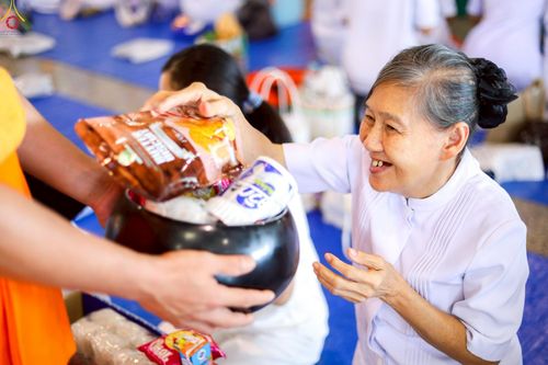 ภาพ No.240497:วันพุธที่ 27 สิงหาคม พ.ศ. 2568 พิธีตักบาตร ในวันธรรมชัย ณ วัดพระธรรมกาย จ.ปทุมธานี