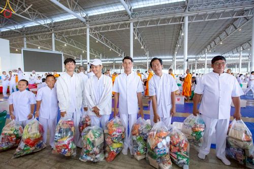 ภาพ No.222069:วันที่ 4 พฤษภาคม พ.ศ. 2568 พิธีตักบาตร เนื่องในวันอาทิตย์ต้นเดือน ณ บ้านแก้วเรือนทองคุณยายฯ วัดพระธรรมกาย